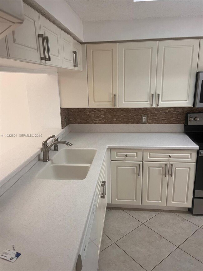 Building Photo - 3021 Alcazar Pl