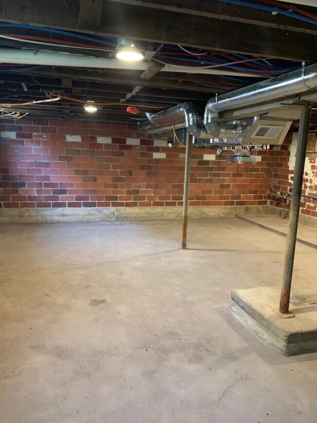 Building Photo - 1502 Sugar Grove Ave