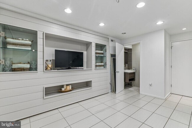 Building Photo - 2053 Pemberton St