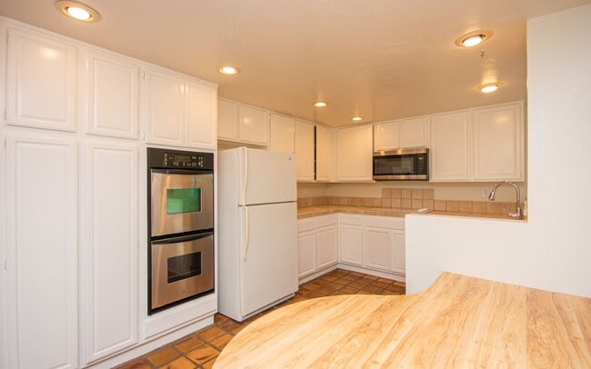 Building Photo - Wonderful 3BR/2.5BA La Costa Home!!!