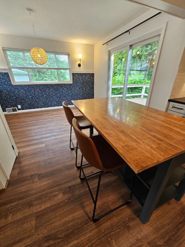 Building Photo - Beautiful 3-Bedroom Ranch in Desirable Northwest Warren, Nice Kitchen, Large Living Room, Finishe...