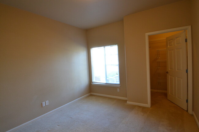 Building Photo - 2 bed 2 bath Townhome on Main Level with A/C