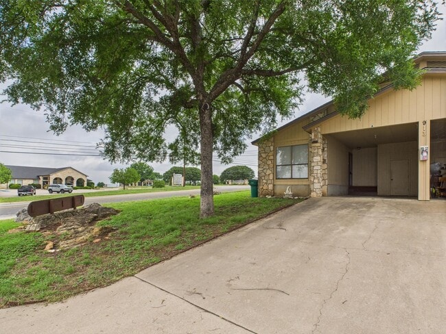 Building Photo - 913 Mayfield Dr