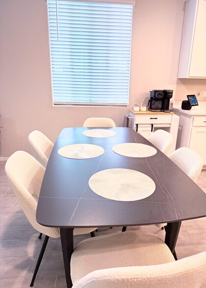 Building Photo - 620 W Calle El Tramo