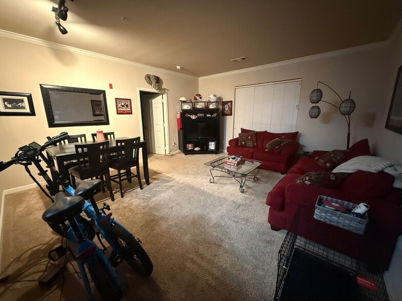 Building Photo - 600 13th St E