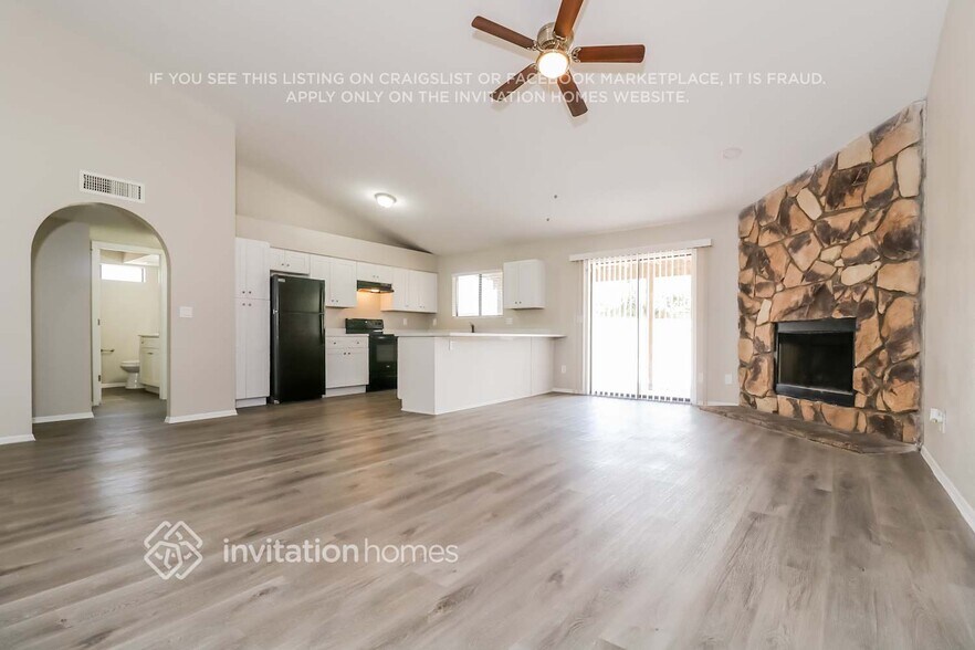 Building Photo - 8010 W Sierra Vista Dr