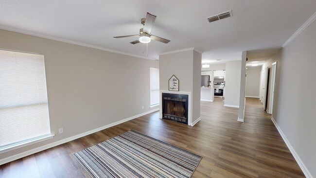 Building Photo - Updated 3/2 with Granite Counters and Stai...