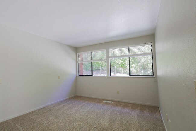 Building Photo - 071-02