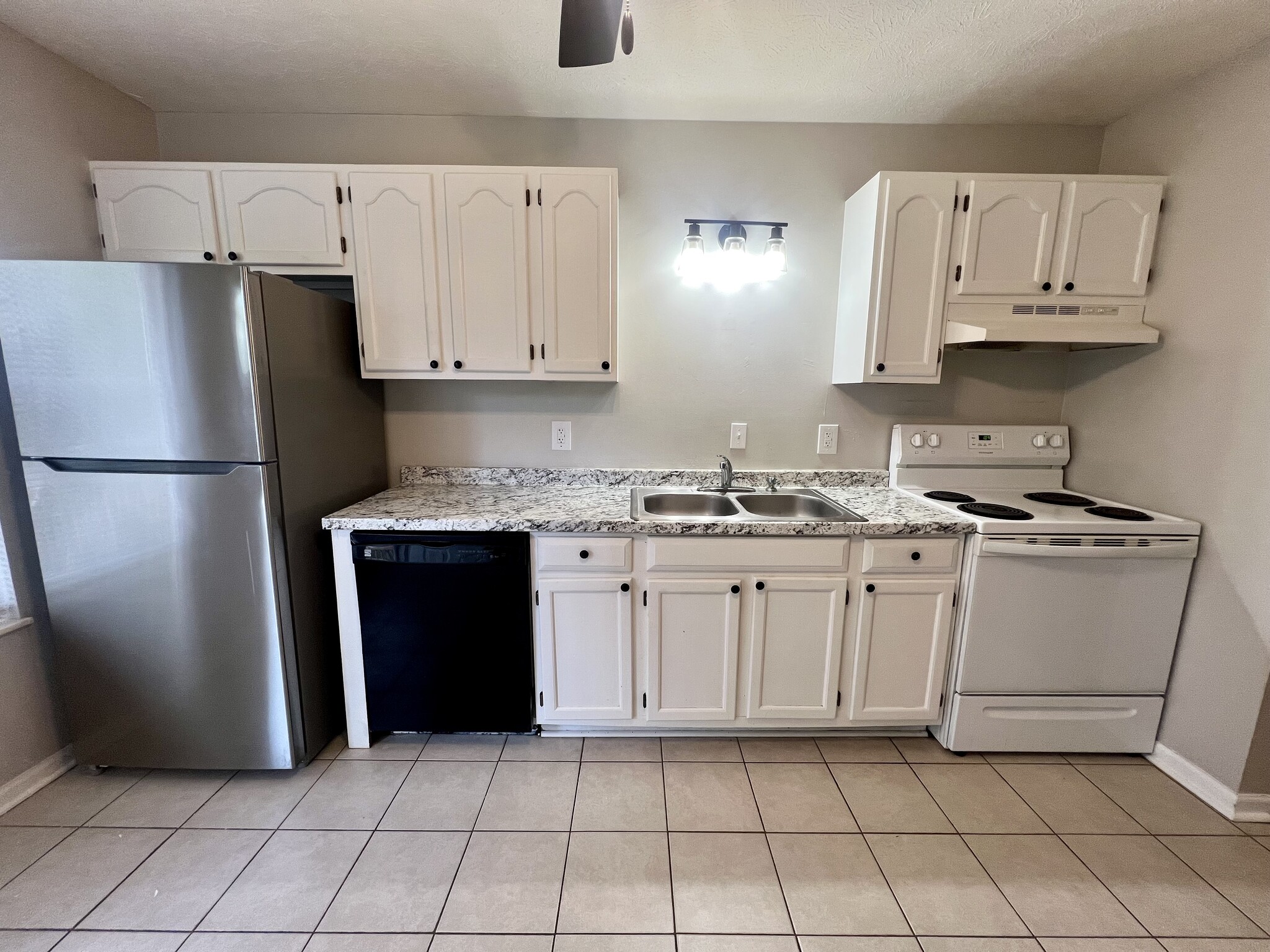 Building Photo - 1402 Hicks Rd