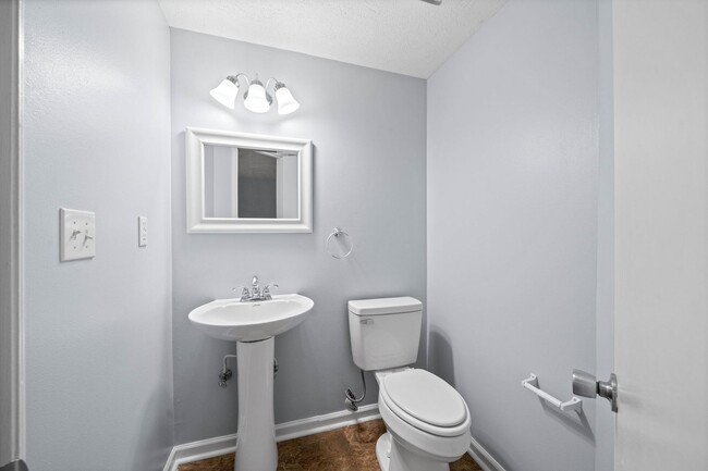 Building Photo - 2 Bedroom Condo For Rent Near Post!