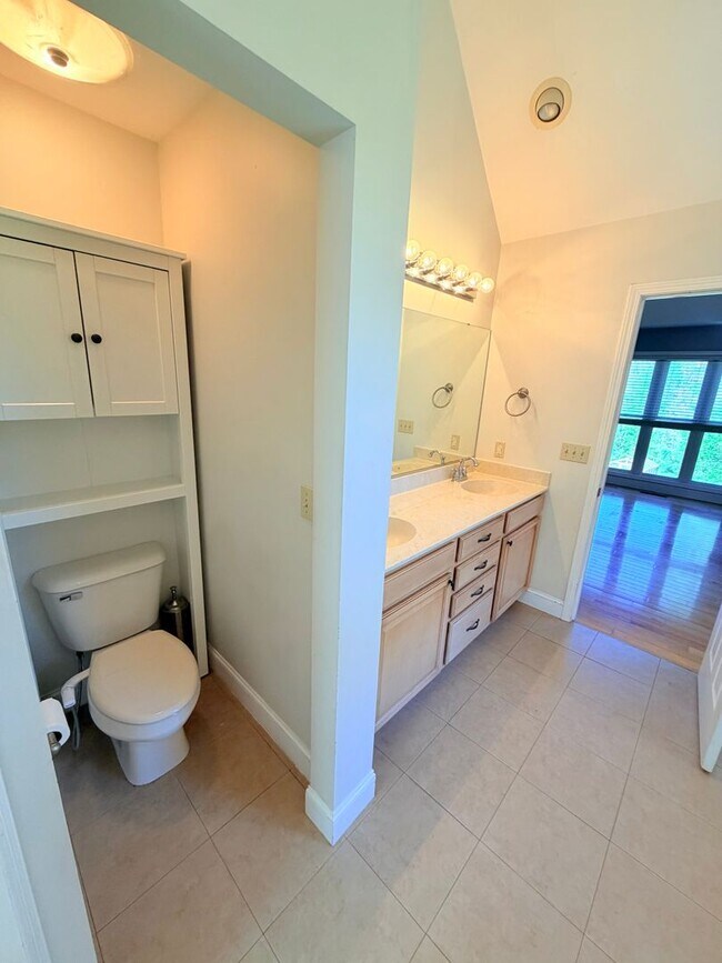 Building Photo - Spacious 3 Bed, 3.5 Bath Home - Convenient Mars Hill Location