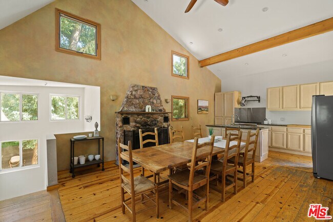 Building Photo - 2026 Topanga Skyline Dr