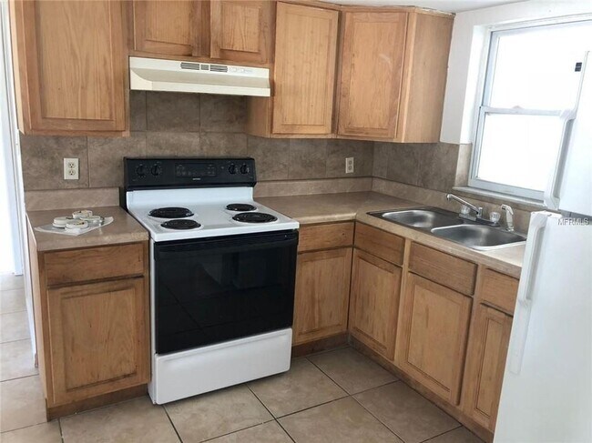 Building Photo - Must See -  3-bedroom, 1-bath single family home with fenced in yard in Port Richey