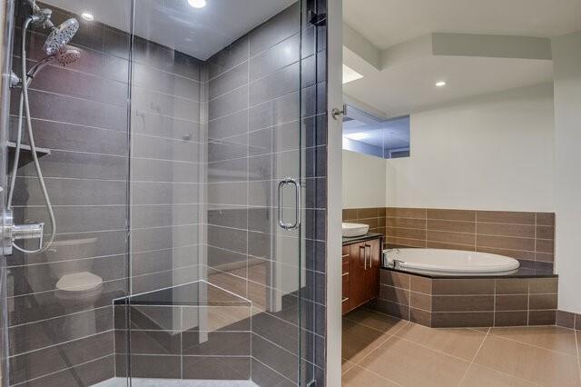 Building Photo - 2600 W 7th St