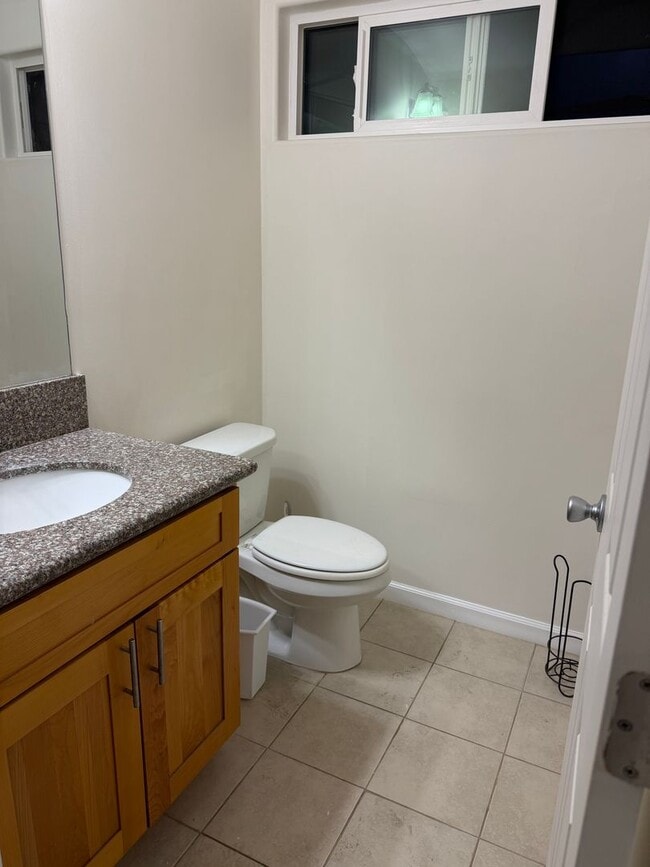 Building Photo - 2 bedroom 1.5 bath duplex Great location!