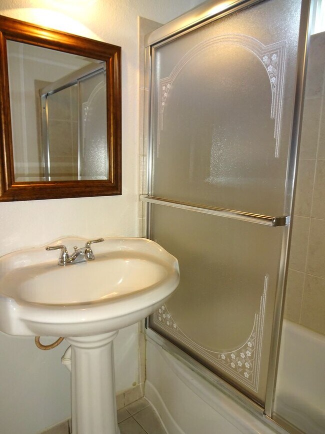 Building Photo - Price Drop - Cute & Convenient Springfield Home.