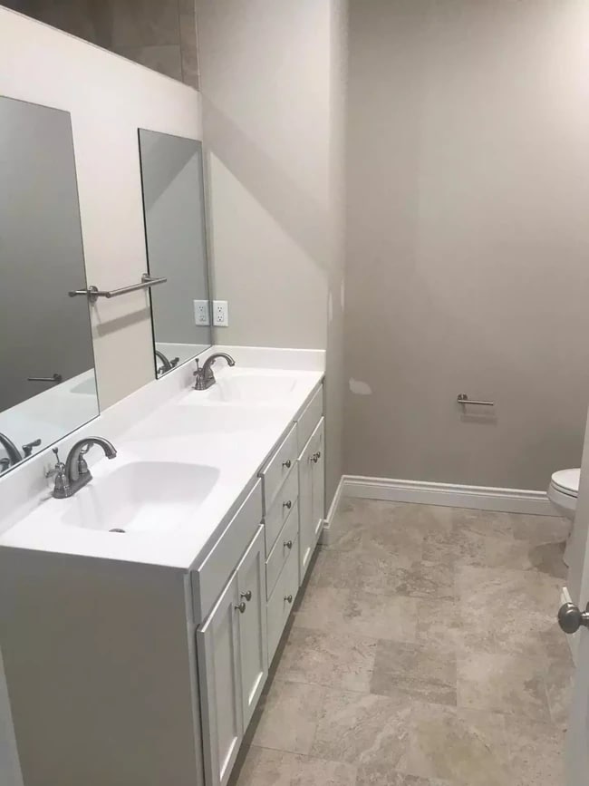 Building Photo - 632 W Clark St