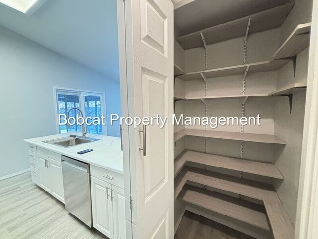 Building Photo - 2319 Blue Haven Ln