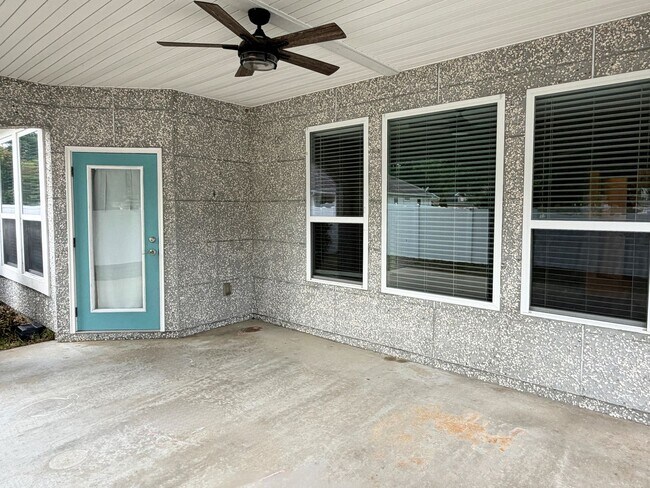 Building Photo - Rare find! 4/3 with amenities!