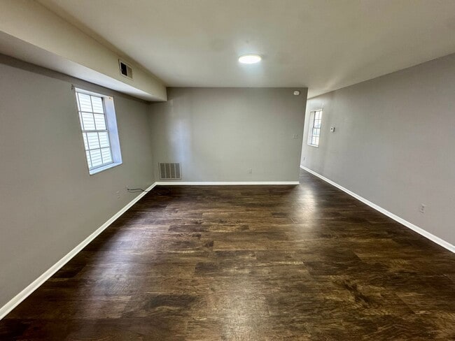 Building Photo - 542 5th Ave