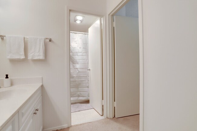 Building Photo - 1600 S Eads St