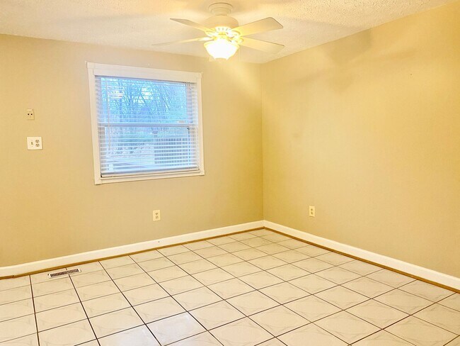 Building Photo - 3 Bedrooms Plus 2 Bonus Rooms!!! 2.5 Baths...