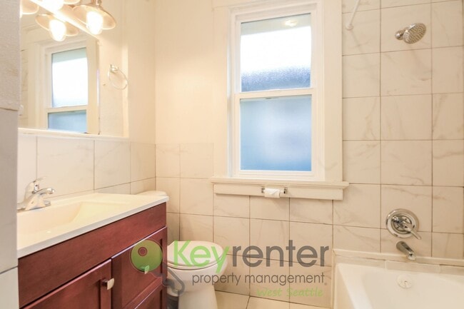 Building Photo - Spacious and Stylish 3 Bedroom in Prime Location