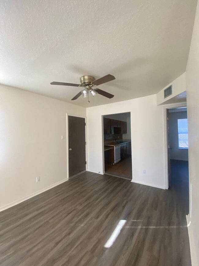 Building Photo - los-2940