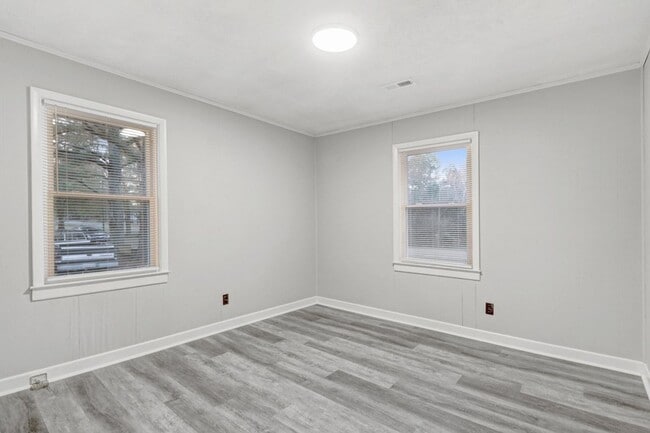 Building Photo - MOVE-IN READY! 3 BR, 1 BA Brick Ranch *EXCELLENT Wayne Mem. Drive Location!*