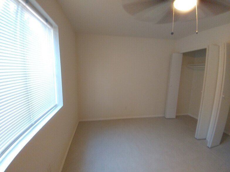 Building Photo - 35 N May St