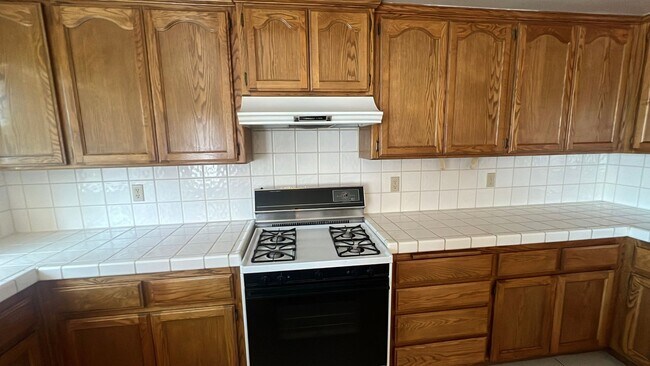 Building Photo - (APPLICATION PENDING) East Lancaster Home