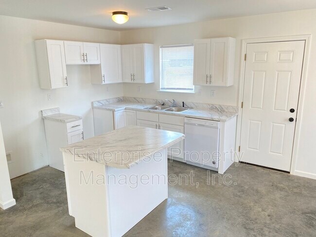 Building Photo - 2963 Lake Park Rd