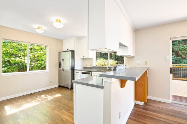 Building Photo - Beautiful Renovated Four Bedroom House for...