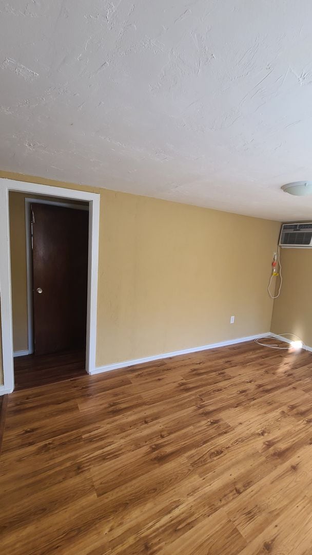 Building Photo - Adorable 2/1 move in ready!
