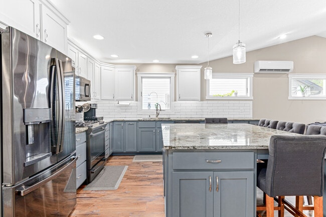 Building Photo - 898 Brentwood Cir