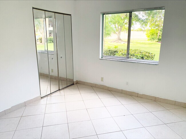 Building Photo - 508 Gardens Dr