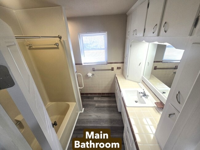 Building Photo - 903 Young St