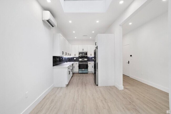 Building Photo - Massive 3 bed 2 bath in the heart of willi...