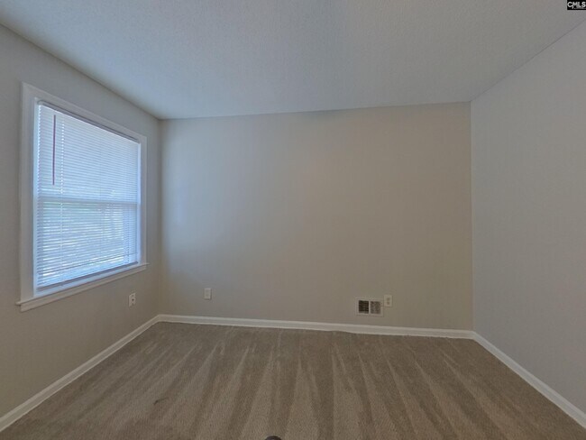 Building Photo - 208 Southampton Dr