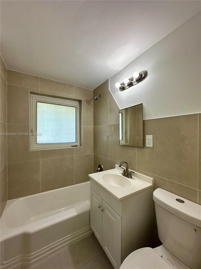 Building Photo - 955 Bay Dr