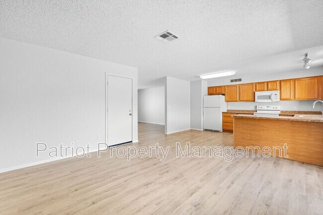 Building Photo - 815 W Westchester Ave