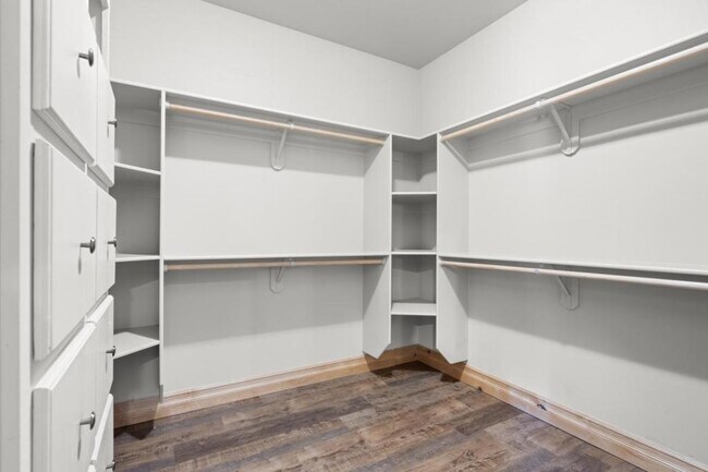 Building Photo - 2612 Eastview Dr