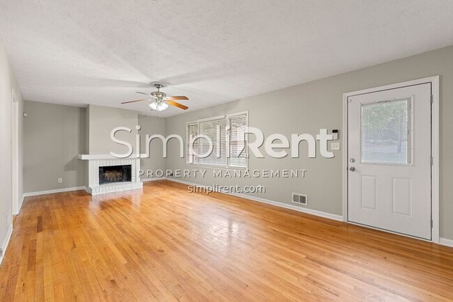 Building Photo - Renovated 3 Bed/ 2 Bath - 1st month free w...