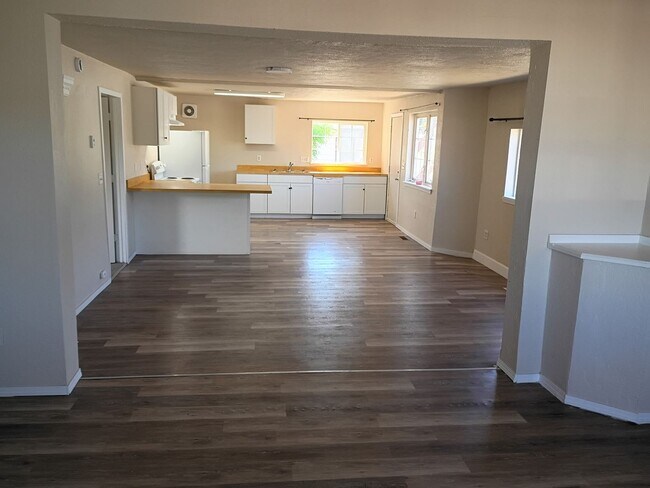 Building Photo - NE Spokane 2 bedroom apartment (Fresh paint and flooring)