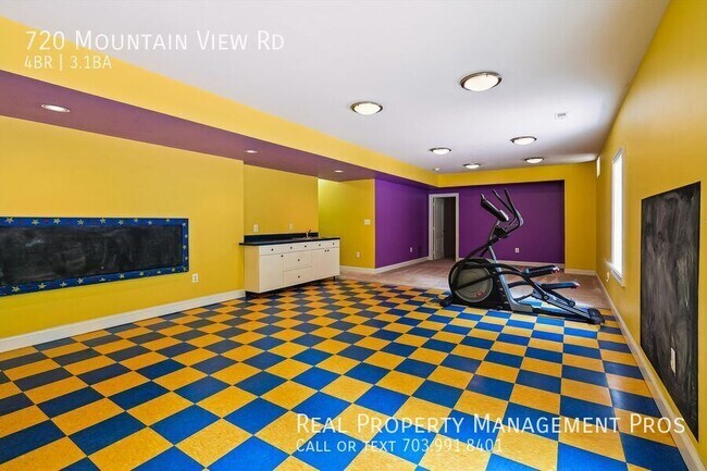 Building Photo - 720 Mountain View Rd