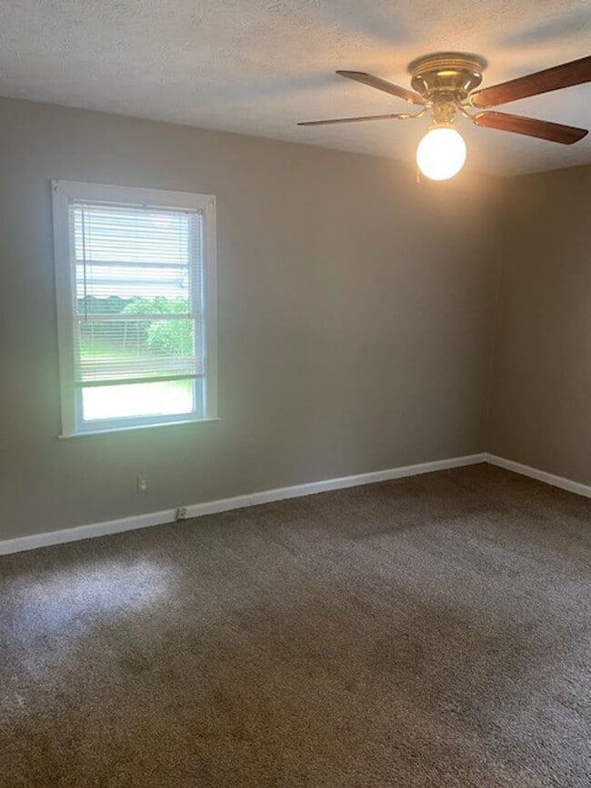 Building Photo - Quiet and Cozy Living in Columbus
