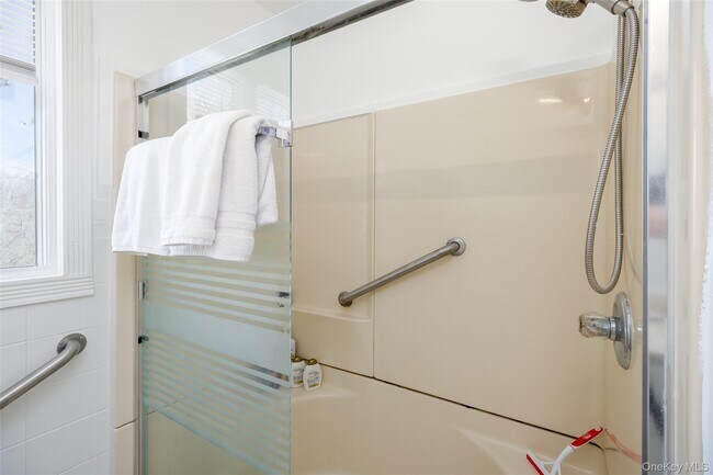 Building Photo - 371 S River Rd