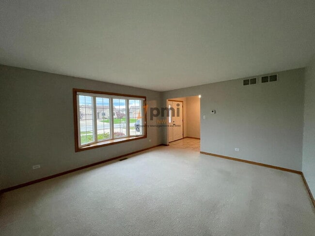 Building Photo - 725 Seminary Dr
