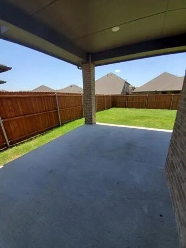 Building Photo - Coming Soon! 4BR/3.5BA | Updated Single Family Home | 2-Car Garage Parking | Fenced backyard