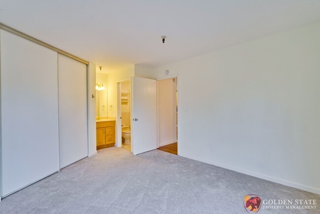 Building Photo - Beautiful Top Floor Condo in Prime Mountain View Location